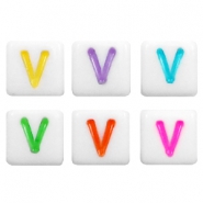 Abalorios alfabeto acr&iacute;lico letra V multicolor-blanco
