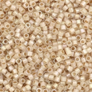 Abalorios Miyuki Delica's 11/0 Beige lined opal AB DB-1731