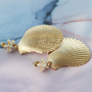 Set de inspiraciones Haz joyas y accesorios con elegantes colgantes de concha.