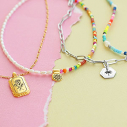 Set de inspiraciones Utiliza colgantes DQ veraniegos y de acero inoxidable para crear joyas con un aire playero