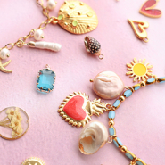 Set de inspiraciones Crea collares de moda con colgantes metálicos DQ con esmalte