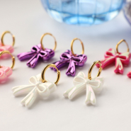 Set de inspiraciones Crea una colección encantadora con colgantes lazo y pendientes corazón
