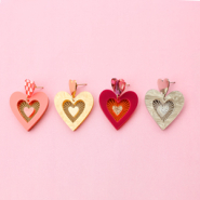Set de inspiraciones Marca un estilo con nuestros nuevos colgantes Plexx llamativos de corazón 