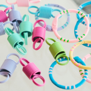 Set de inspiraciones Crea llaveros y cordones para móvil llamativos con fornituras. 