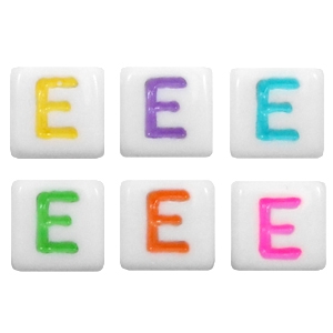 Abalorios alfabeto acr&iacute;lico letra E multicolor-blanco