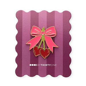 BY31&reg; Pin lazo con cerezas en una tarjeta Rojo borgo&ntilde;a-rosa hot-verde musgo-dorado