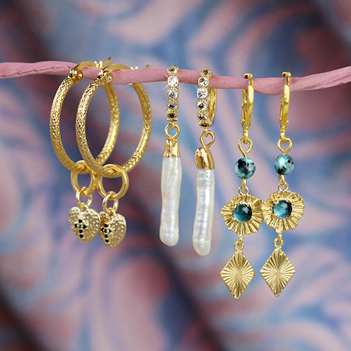 Dise&ntilde;a pendientes de tendencia con los colgantes met&aacute;licos de lat&oacute;n