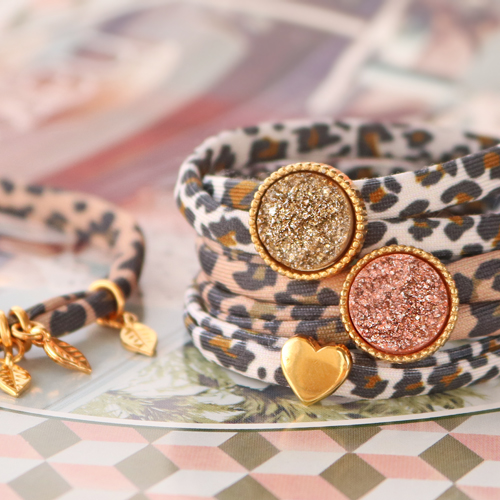 Crea divertidas pulseras y coleteros para pelo con la cinta el&aacute;stica cosida leopardo:
