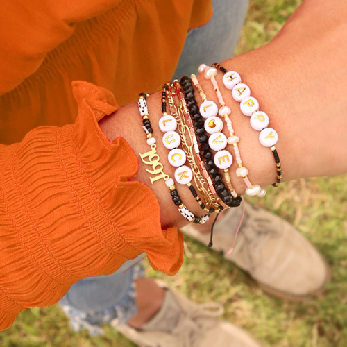 Modernas pulseras de macram&eacute; con cuentas Miyuki y abalorios letras.