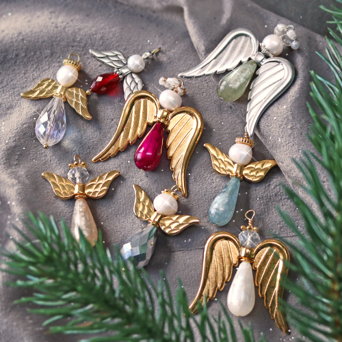 Estos pendientes y angelitos de invierno los puedes hacer con los abalorios Polaris Elements gota y cuentas facetadas.