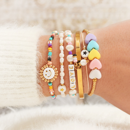 Insp&iacute;rate y haz joyas vibrantes y a la moda con los abalorios letras: