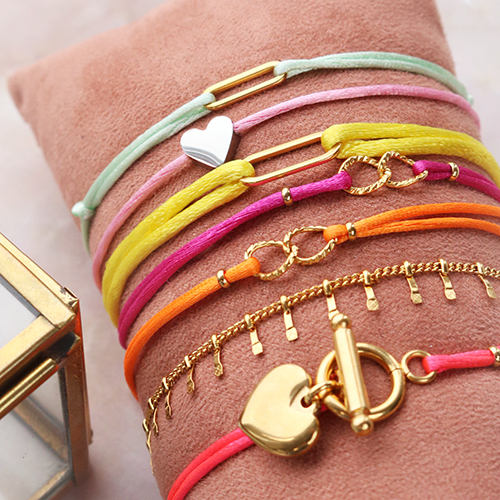 Crea coloridas pulseras con hilo de sat&eacute;n y entrepiezas de acero inoxidable