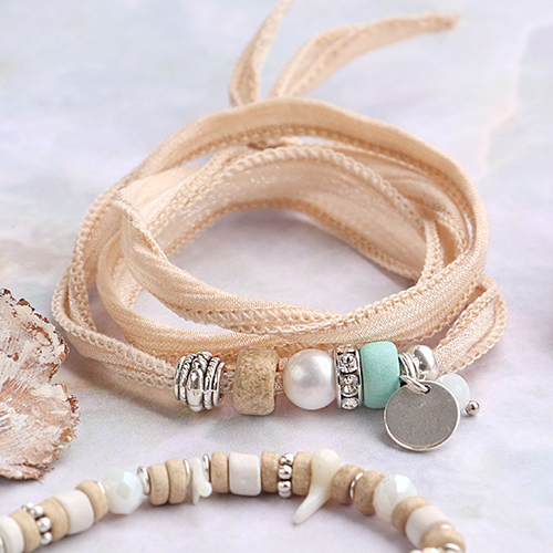 Crea pulseras y collares veraniegos con diversos abalorios de cer&aacute;mica DQ Griegos
