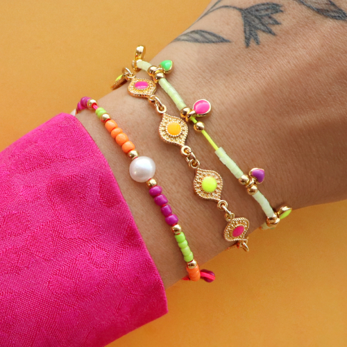 Crear joyas con art&iacute;culos de tendencia ne&oacute;n