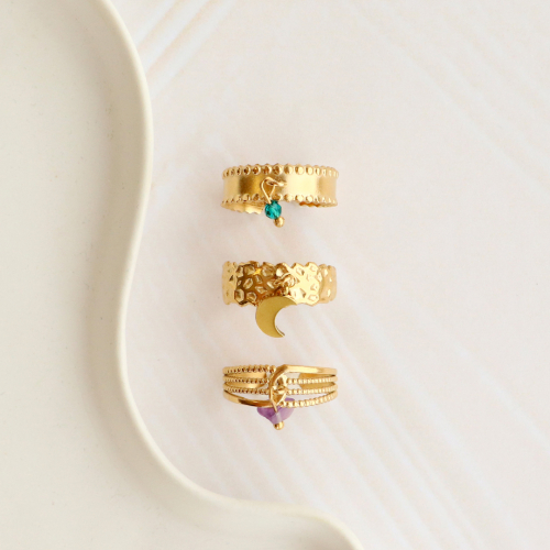 Ponte creativa con los anillos de acero inoxidable