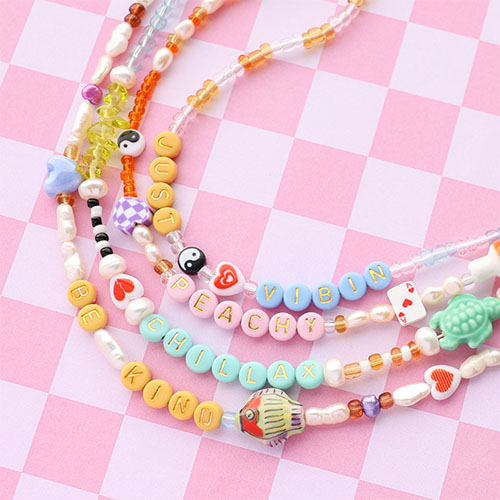 Dise&ntilde;a collares &uacute;nicos y cord&oacute;n sneaker con abalorios acr&iacute;licos de letras