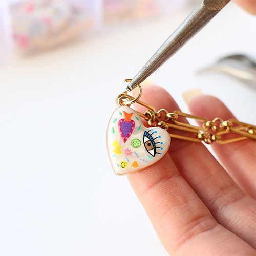 Crea un collar con colgantes met&aacute;licos funky con esmalte