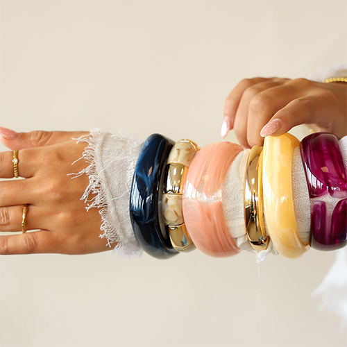 Combina pulseras de resina con pulseras met&aacute;licas