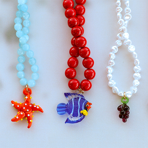Dise&ntilde;a collares coloridos con colgantes de vidrio