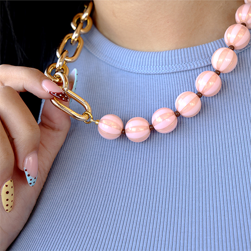 Crea joyas coloridas con abalorios acr&iacute;licos DQ con rayas