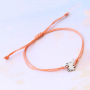 Moda veraniega: con pulseras tobilleras y pulseras de acero inoxidable