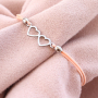 Moda veraniega: con pulseras tobilleras y pulseras de acero inoxidable