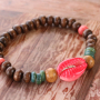 &iexcl;Todo natural! C&oacute;mo hacer la pulsera perfecta con abalorios de madera