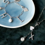 Insp&iacute;rate con los nuevos colgantes met&aacute;licos letras con strass & tarjetas de joyer&iacute;a
