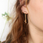 Pendientes elegantes en nuevos colores de tendencia
