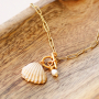 Collares y pendientes con la nueva colecci&oacute;n de colgantes concha: