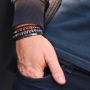 As&iacute; se hacen pulseras para hombres modernos con abalorios de cristal y hematita: