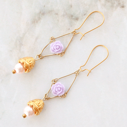 Crea bonitos brazaletes y anillos con los nuevos abalorios de rosas: