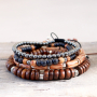 Ver aqu&iacute; c&oacute;mo hacer estas geniales pulseras con abalorios de madera: 