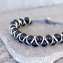 Ver aqu&iacute; c&oacute;mo hacer estas geniales pulseras con abalorios de madera: 