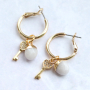 Pendientes y pulseras de tendencia con colgantes y entrepiezas con zirconia: