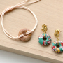 Estos bonitos pendientes y pulseras son f&aacute;ciles y r&aacute;pidos de hacer con los colgantes disco de piedra natural y las cuentas facetadas.   	 