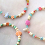 Lea aqu&iacute; c&oacute;mo hacer pulseras vibrantes con abalorios acr&iacute;licos de flores y sealife