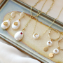 Manos a la obra y dise&ntilde;a joyer&iacute;a con conchas n&aacute;car brillante en combinaci&oacute;n con los elementos en lat&oacute;n con zirconia.