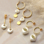 Manos a la obra y dise&ntilde;a joyer&iacute;a con conchas n&aacute;car brillante en combinaci&oacute;n con los elementos en lat&oacute;n con zirconia.