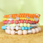 Crea pulseras de colores con abalorios acr&iacute;licos.