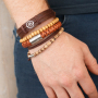 Crea audaces pulseras para hombres con diversos abalorios