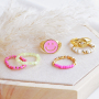 Ponte creativa con los anillos con esmalte