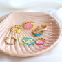 Ponte creativa con los anillos con esmalte