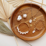Cree hermosas joyas con perlas de agua dulce; elegantes elementos de acero inoxidable y robustos cierres.