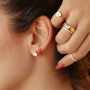 Combina estos coloridos anillos y pendientes con joyas hechas a mano
