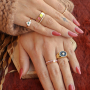 Combina estos coloridos anillos y pendientes con joyas hechas a mano