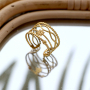 Ponte creativa con los anillos de acero inoxidable