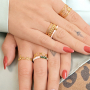 Ponte creativa con los anillos de acero inoxidable