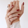 Preciosos anillos con las piedras naturales faceteadas de imitaci&oacute;n