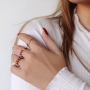 Preciosos anillos con las piedras naturales faceteadas de imitaci&oacute;n